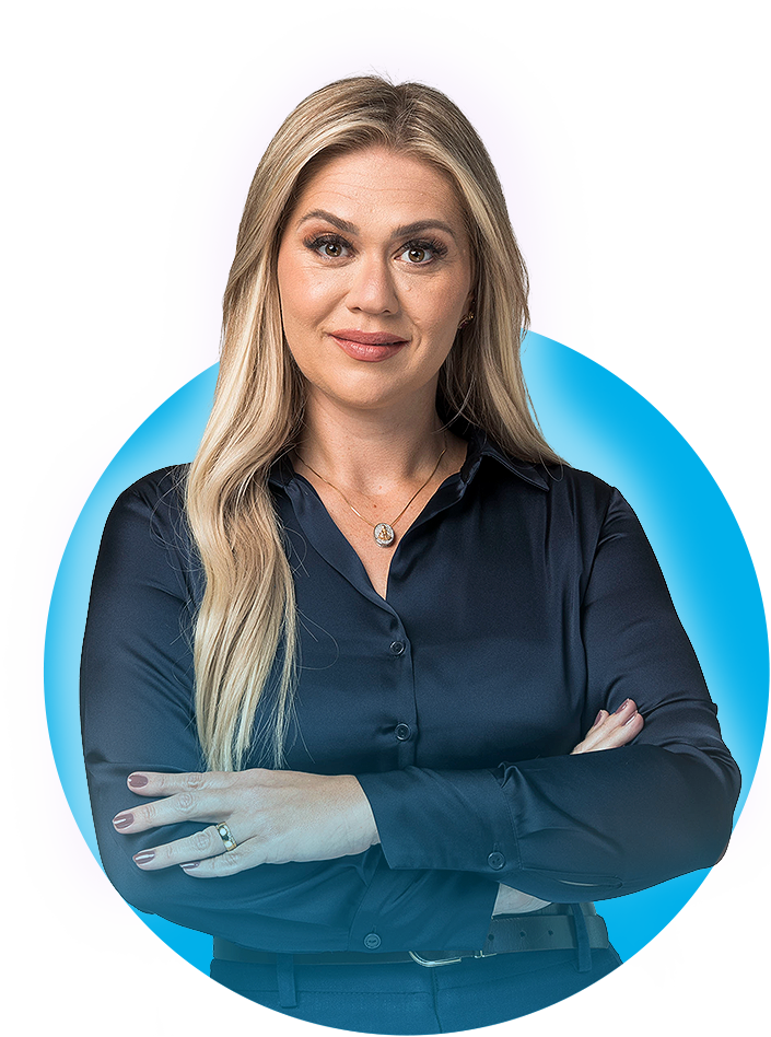 Ellen Martinelli de braços cruzados